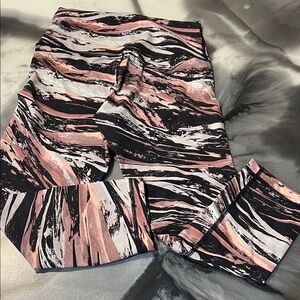 NWOT Lululemon Pink and Black Patterned Leggings. Sz 6